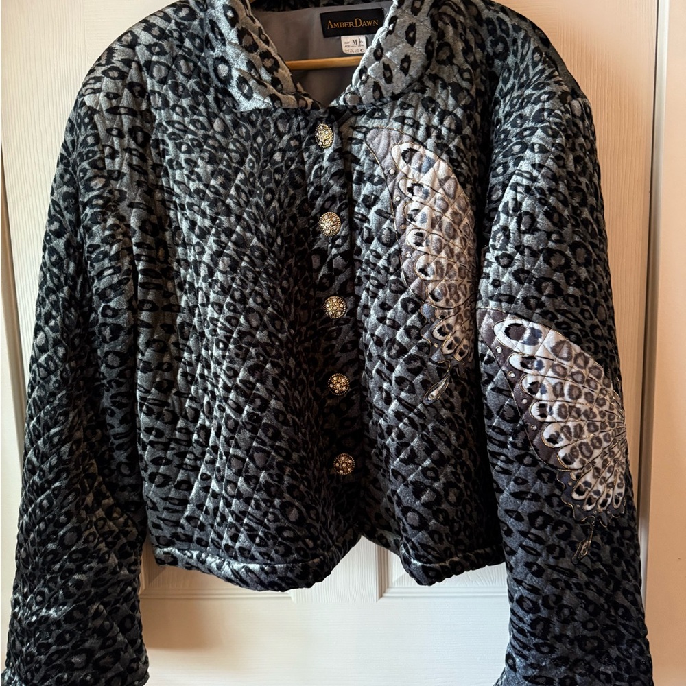 Vintage Amber Dawn quilted butterfly coat 🦋
Gorgeous addition to your wardrobe!